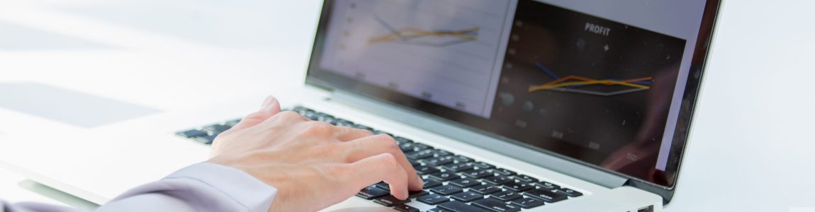 Close,Up,Business,Woman,Using,Calculator,And,Laptop,For,Do